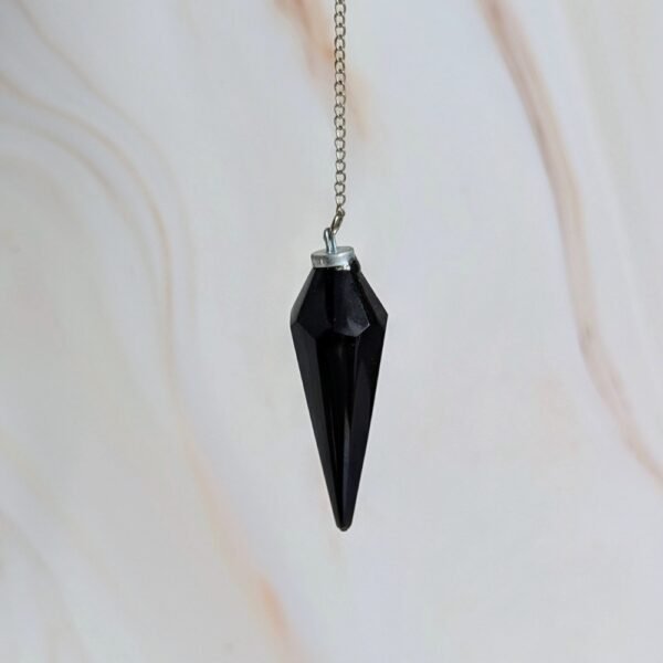 Le pendule en obsidienne noire est idéal pour les recherches énergétiques et les méditations avancées. Sa forme à facettes amplifie les énergies de l’obsidienne, favorisant une connexion entre l’âme et le mental. Cette pierre aide à renforcer les convictions morales, tout en éloignant la négativité et en stabilisant les émotions. Parfait pour les individus sensibles, ce pendule offre un rempart puissant contre les influences néfastes et améliore la vision intérieure.