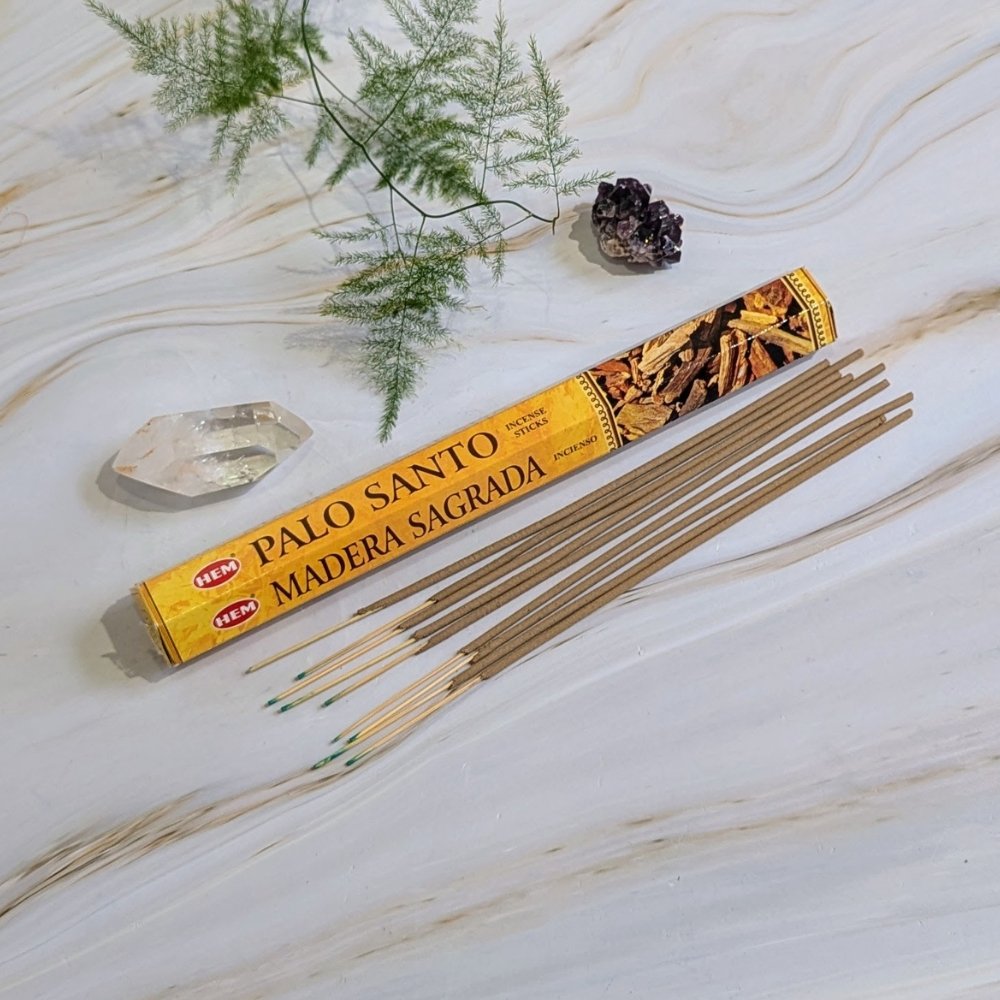 Les Encens HEM Palo Santo offrent une expérience de purification unique. Fabriqués par la marque renommée HEM, ces bâtonnets sont imprégnés de la fragrance boisée du Palo Santo, un bois sacré d’Amérique du Sud.