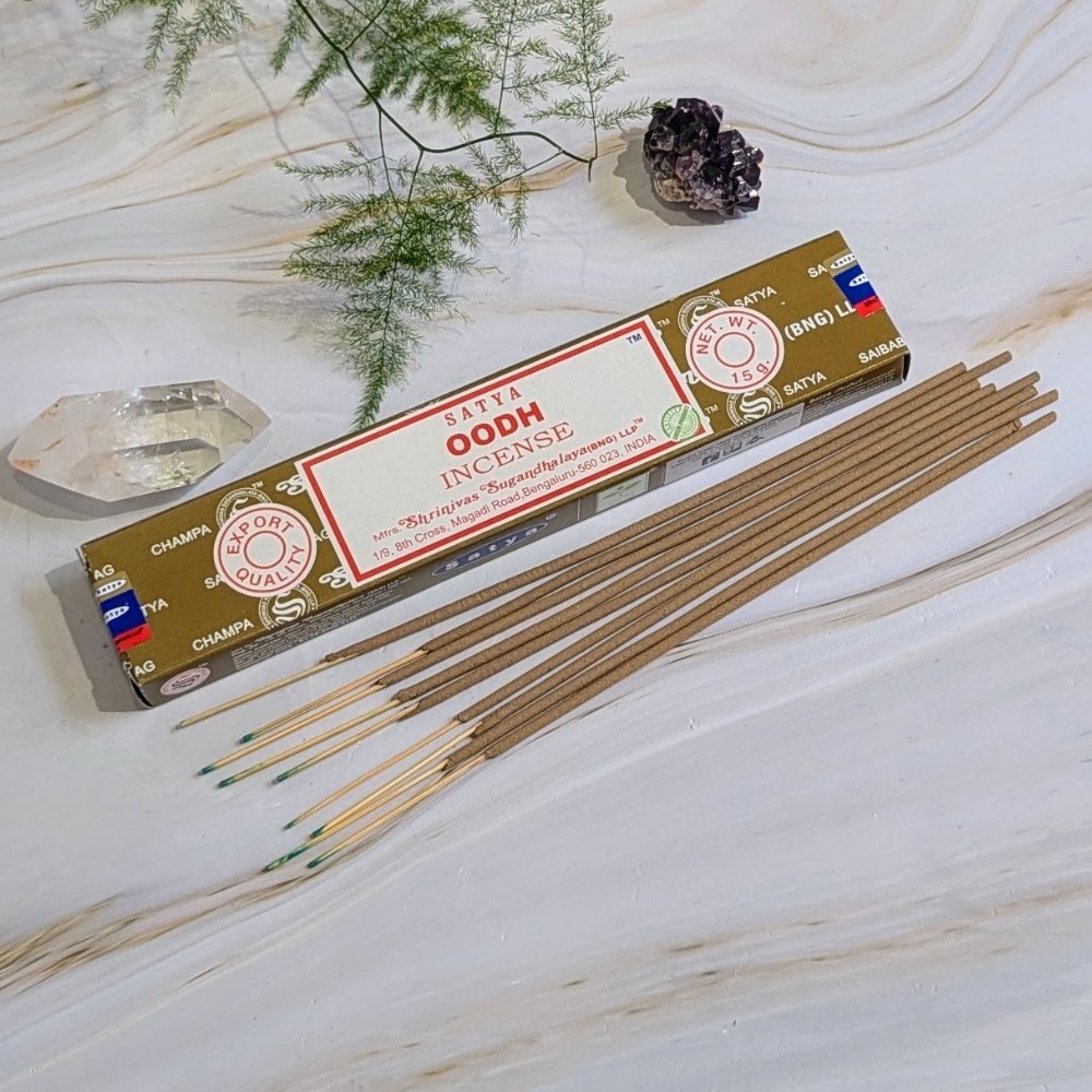 L'Encens Satya Oudh crée une atmosphère apaisante et spirituelle dans votre maison. Fabriqué à partir d'ingrédients naturels sélectionnés avec soin, cet encens vous offre un parfum unique et raffiné. Son essence provient du bois d'agar, aussi appelé Oudh, connu pour ses senteurs boisées, profondes et mystiques.