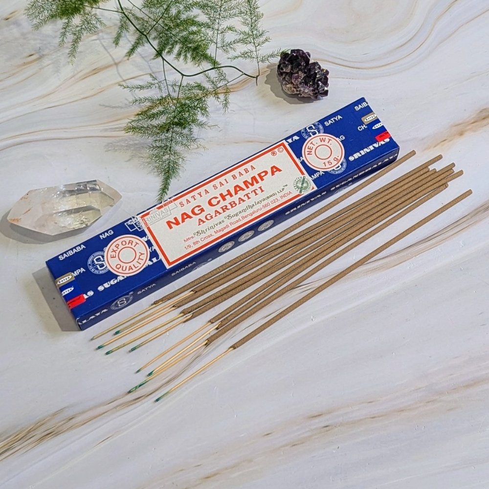 Les Encens Satya Sai Baba Nag Champa 15g vous offrent bien plus qu'un parfum d'ambiance. Ils incarnent la tradition indienne, connue pour ses vertus apaisantes et spirituelles. Chaque bâtonnet est fabriqué à la main en Inde. Enrichi de résines, d'huiles essentielles, de fleurs et de plantes, cet encens diffuse un parfum unique autour d'un bâtonnet de bambou séché.