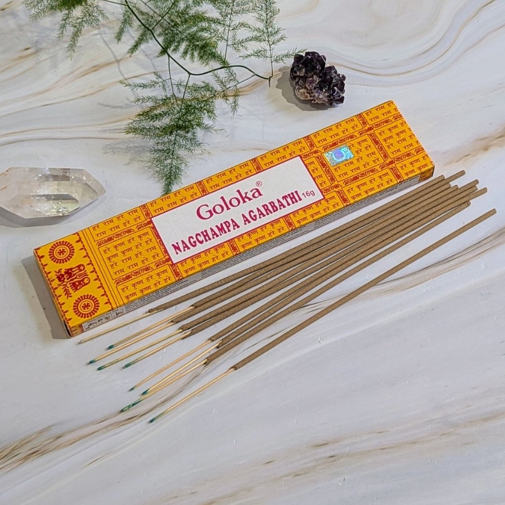 Avec l'Encens Goloka Nag Champa, vous plongez dans une tradition millénaire de bien-être. Goloka, marque reconnue pour son respect des méthodes traditionnelles, fabrique chaque bâtonnet avec des ingrédients naturels de première qualité. En allumant cet encens, vous profitez d’une expérience olfactive apaisante, parfaite pour la méditation et la relaxation.