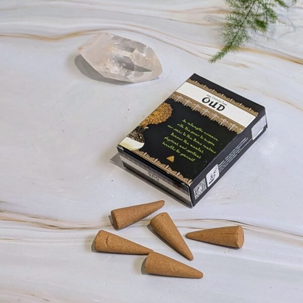 Les Encens Goloka Cones Oudh 10pcs transforment votre intérieur en un sanctuaire apaisant. Fabriqués en Inde, ces cônes contiennent de l'huile essentielle d'Oudh, une résine rare qui dégage un arôme boisé profond. En les allumant, vous créez une ambiance propice à la détente et à la méditation.