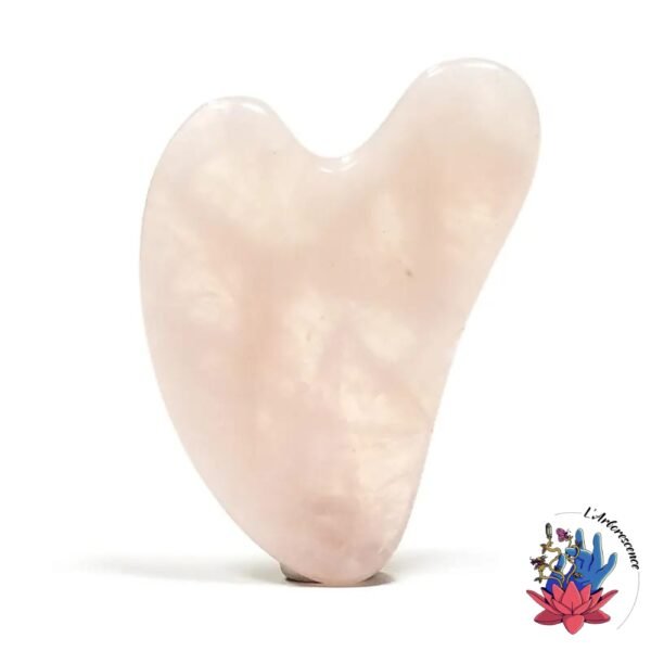 La Pierre de Massage Gua Sha en Quartz Rose s’inspire d’une technique de guérison chinoise ancienne, offrant une approche naturelle pour améliorer votre santé et votre bien-être. Utilisez cette pierre pour masser le visage, les épaules, les bras, et les jambes. Le massage stimule la circulation sanguine, active le chi, libère les toxines et réduit les irrégularités cutanées, tout en révélant une peau naturellement saine et éclatante.