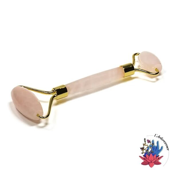 Le Rouleau de Massage en Quartz Rose vous permet de réaliser un massage facial de drainage lymphatique en seulement 10 minutes. Grâce à ses deux faces, ce rouleau stimule la circulation sanguine et le flux de chi, tout en réduisant les rides et en prévenant le double menton. Intégrez-le facilement à votre routine quotidienne ou utilisez-le pour un moment de cocooning hebdomadaire.