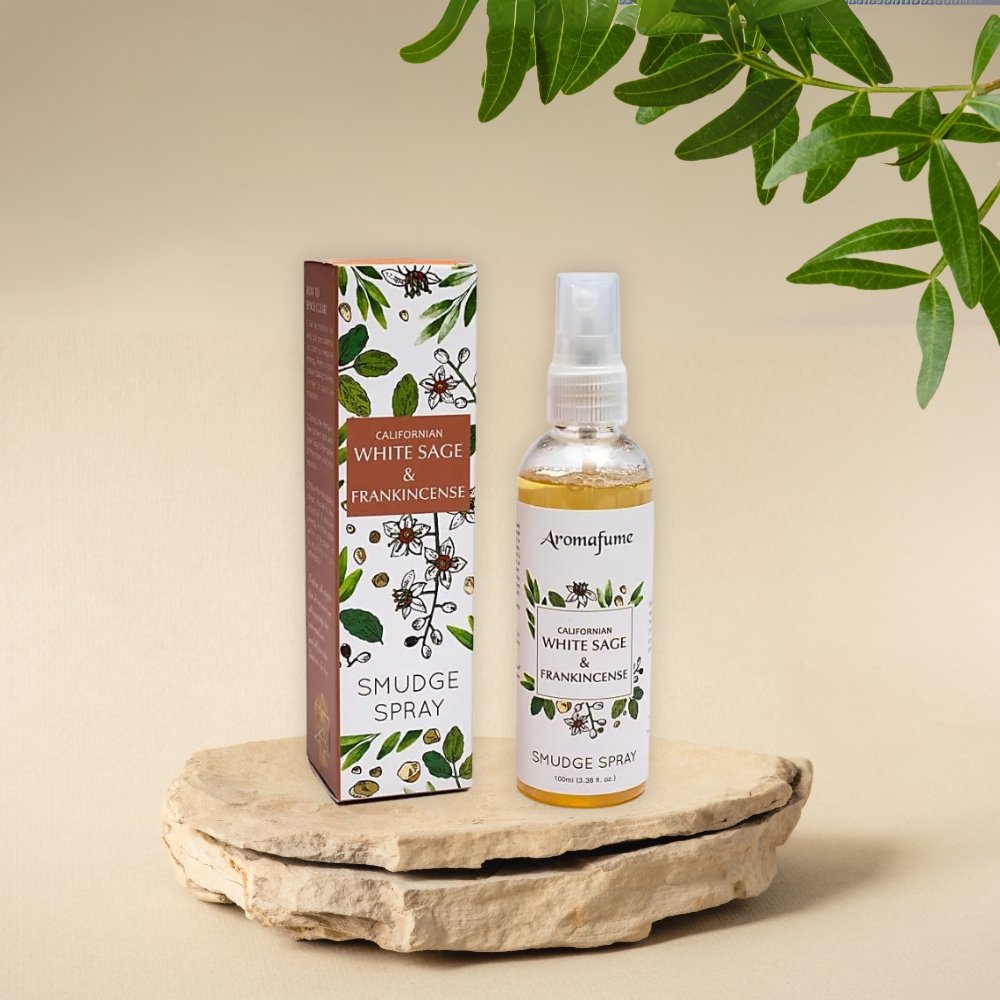 Le Smudge Spray Sauge Blanche & Encens Aromafume 100ml combine les propriétés purifiantes de la sauge blanche avec la profondeur aromatique de l’encens. Ce spray offre une alternative pratique au smudging traditionnel, permettant de purifier votre environnement tout en diffusant une fragrance mystique et apaisante.