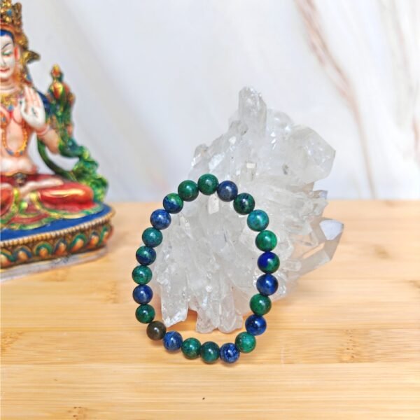 L'Azurite réveille l'intuition et clarifie l'esprit. Elle stimule la créativité et renforce les capacités psychiques. En la portant en bracelet, vous restez concentré et connecté à votre moi intérieur. L'Azurite accompagne ceux qui souhaitent explorer leur spiritualité et mieux comprendre le monde autour d’eux.