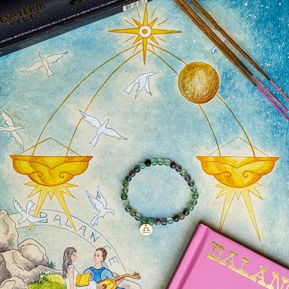 Ce coffret astrologique en édition limitée célèbre l’harmonie, l’élégance et la recherche d’équilibre propres au signe de la Balance. Conçu pour renforcer votre paix intérieure, équilibrer vos énergies et nourrir votre sens de la justice et de la beauté, il réunit trois éléments soigneusement choisis pour vous guider vers un épanouissement personnel.